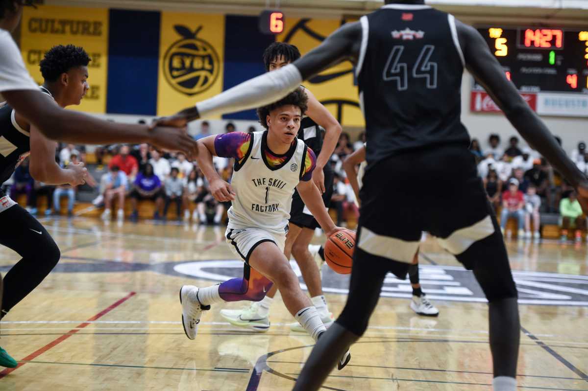 Augusta's Elijah Crawford (1) dribbles during The Skill Factory and Strive for Greatness game at the Peach Jam in North Augusta, S.C., on Thursday, July 21, 2022. TSF defeated Strive for Greatness 65-50. Sports Peach Jam The Skill Factory V Strive For Greatness
